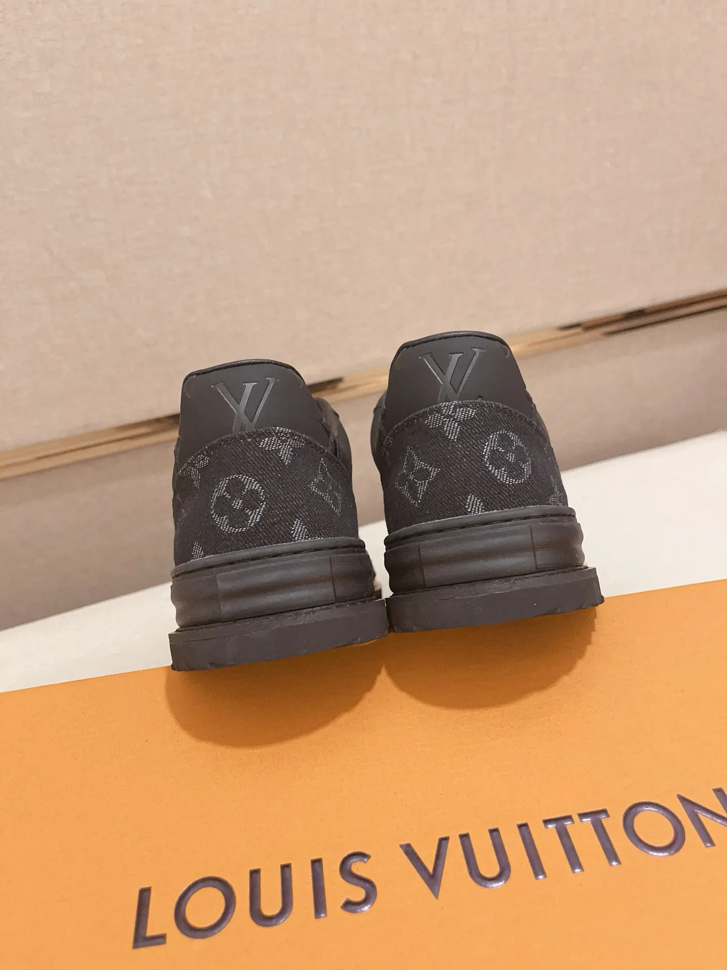 Men's shoes💰 400💰Louis Vuitton (Louis Vuitton/LV) top 🔍🔍 new models are on sale at the same time, the upper 🇮🇹 imported first-layer cowhide from Italy, fully imported sheepskin lining 💪💪, completely 1⃣️ to 1 ⃣️Re-engraved🇮🇹💪💪, ⚠Sole: The original sole is specially provided by the original factory, the exclusive movable molded sole is super comfortable, ⚠The original factory follows the order, 🔍🔍high quality, you can enter and exit the counter at will, welcome to compare⚠. Code number: 38-44. Can be customized for 45 non-refundable!
